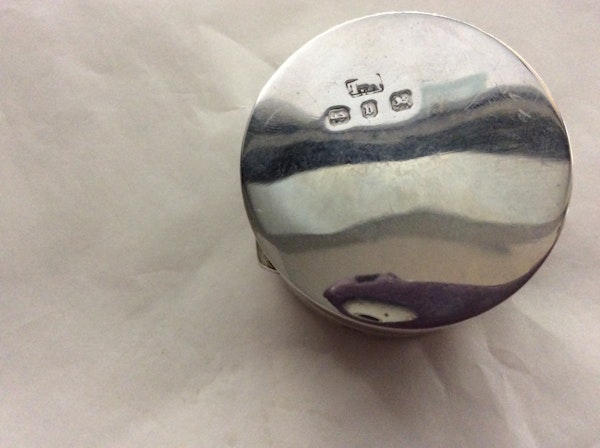 A silver and pink enamel box - image 4