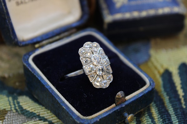 A  very fine Art Deco Diamond Ring set in Platinum, Continental, Circa 1930 - image 3