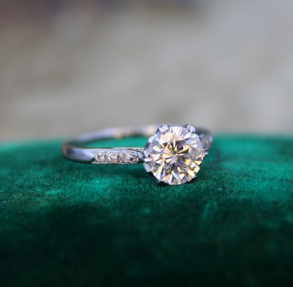 A 1.03ct Diamond Solitaire Engagement Ring set in Platinum, English, Circa 1950 - image 3