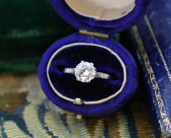 A 1.03ct Diamond Solitaire Engagement Ring set in Platinum, English, Circa 1950 - image 2