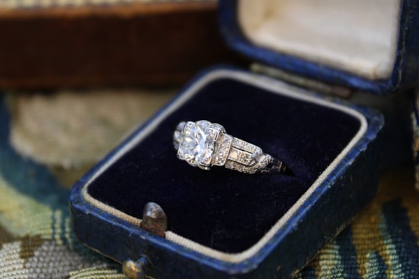 A very fine Art Deco 0.85ct Diamond Solitaire Ring mounted in Platinum, Circa 1930 - image 2