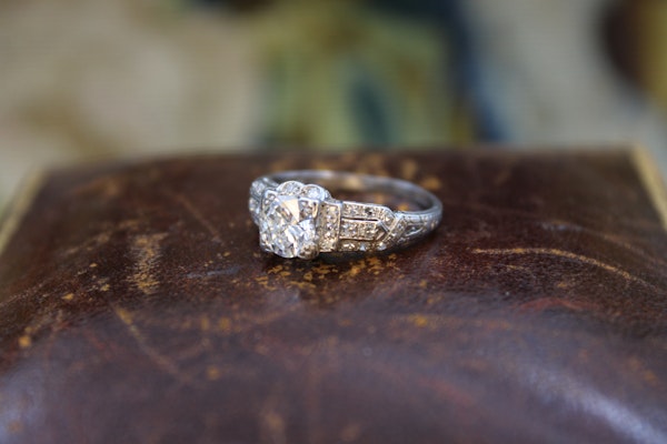 A very fine Art Deco 0.85ct Diamond Solitaire Ring mounted in Platinum, Circa 1930 - image 4