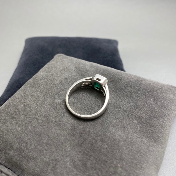 Brazilian Emerald Diamond Ring in 18ct White Gold date circa 1960, SHAPIRO & Co since1979 - image 7