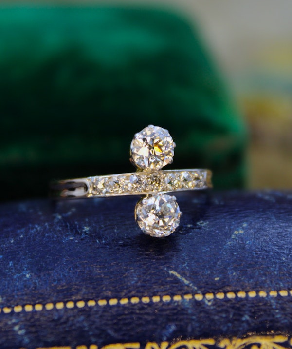 A very fine Two Stone Diamond Engagement Ring, set in 18ct Yellow Gold & Platinum, English. Circa 1930 - image 3