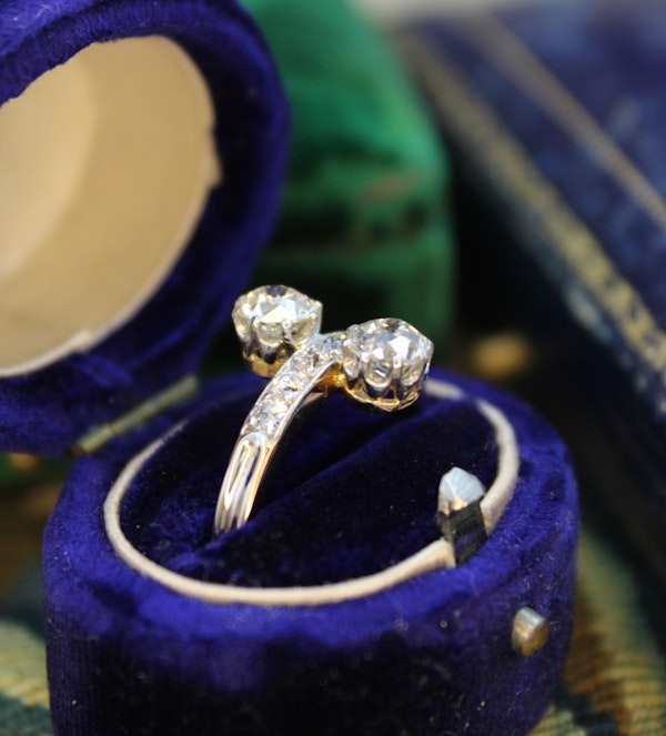 A very fine Two Stone Diamond Engagement Ring, set in 18ct Yellow Gold & Platinum, English. Circa 1930 - image 4