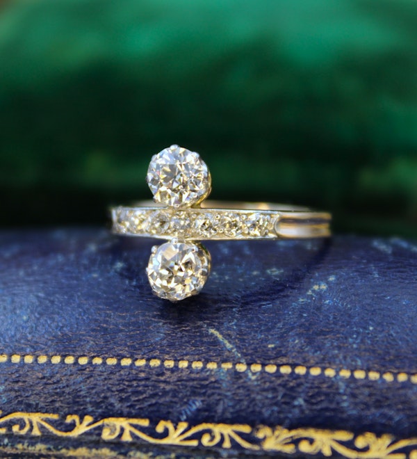 A very fine Two Stone Diamond Engagement Ring, set in 18ct Yellow Gold & Platinum, English. Circa 1930 - image 2