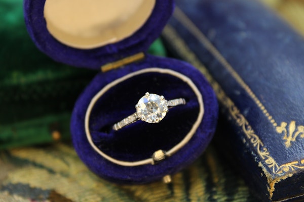 A very beautiful 0.92 Carat Diamond Solitaire Engagement Ring mounted in Platinum, English. Circa 1930 - image 2