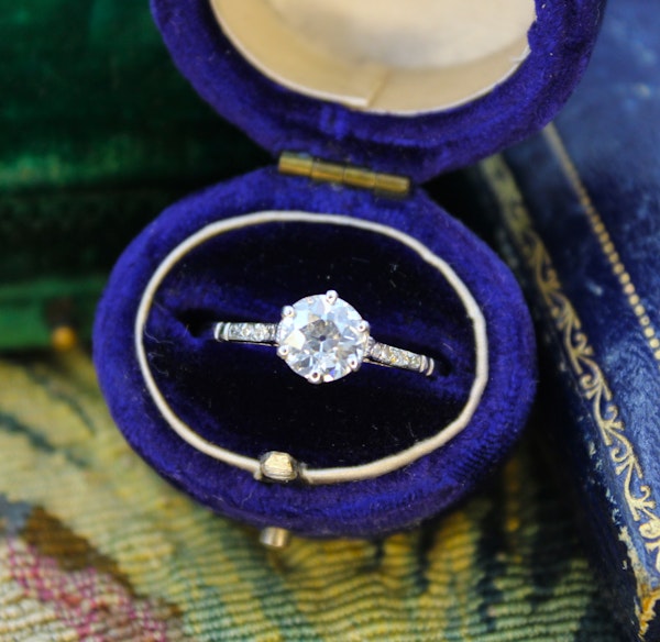 A very beautiful 0.92 Carat Diamond Solitaire Engagement Ring mounted in Platinum, English. Circa 1930 - image 6