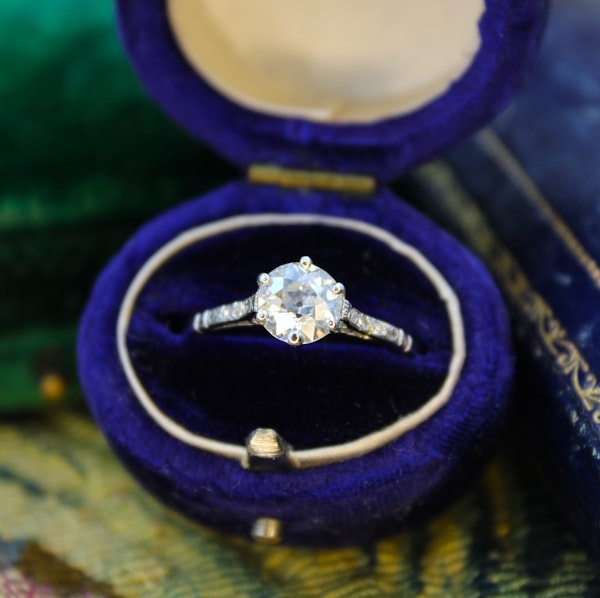 A very beautiful 0.92 Carat Diamond Solitaire Engagement Ring mounted in Platinum, English. Circa 1930 - image 1