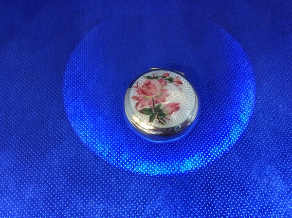 A silver and enamel box - image 3