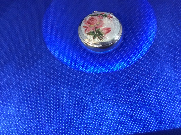 A silver and enamel box - image 2
