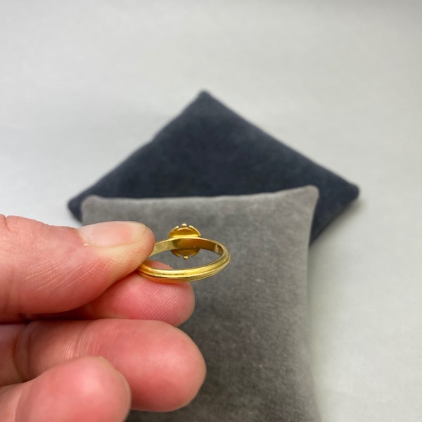 Peridot Ring in 18ct Gold date circa 1960, SHAPIRO & Co since1979 - image 5