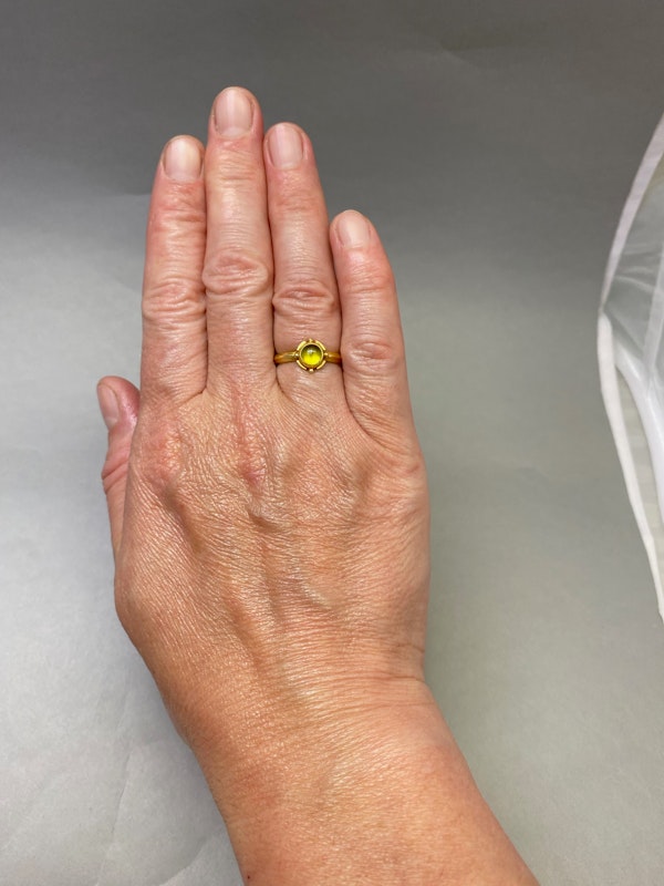 Peridot Ring in 18ct Gold date circa 1960, SHAPIRO & Co since1979 - image 3