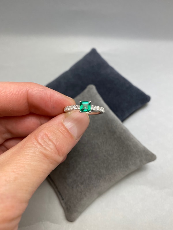 Emerald Diamond Ring in 18ct White Gold date circa 1990, SHAPIRO & Co since1979 - image 4