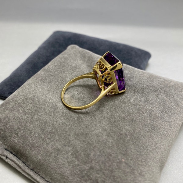 Amethyst Ring in 18ct Gold date circa 1950, SHAPIRO & Co since1979 - image 3