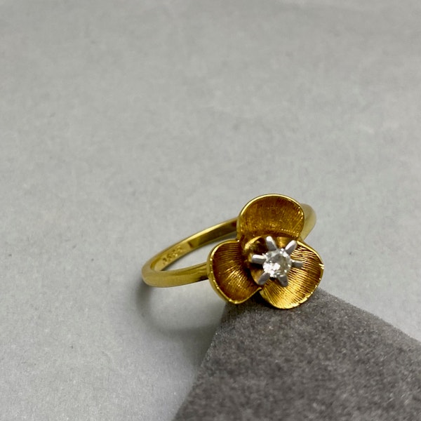 Flower Diamond Ring in 18ct Gold date circa 1970, Lilly's Attic since 2001 - image 2