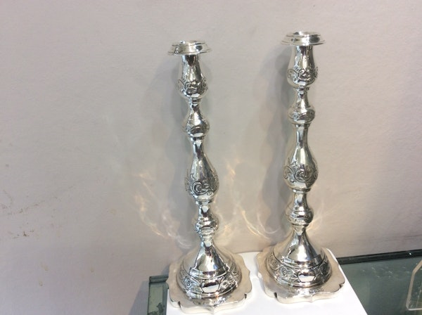 A beautiful pair of silver candlesticks - image 2
