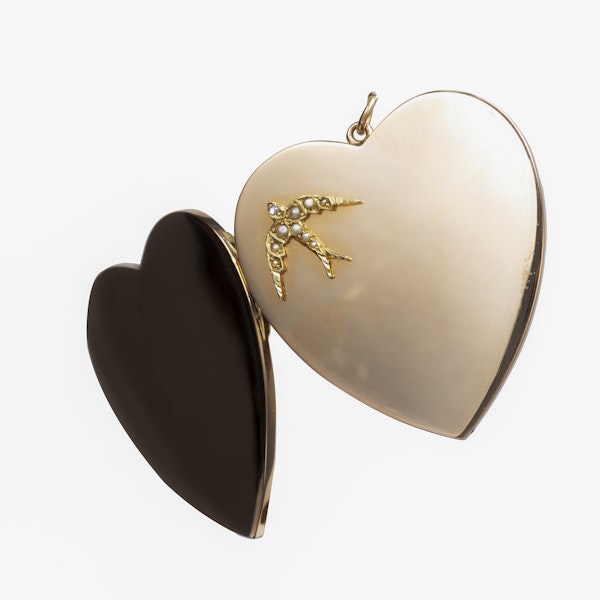 A Large Gold Heart Pendant - image 2