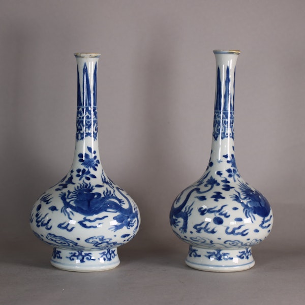Pair of Chinese blue and white porcelain vases, Kangxi (1662-1722) - image 5