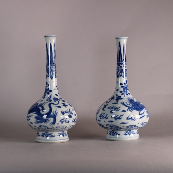 Pair of Chinese blue and white porcelain vases, Kangxi (1662-1722) - image 4