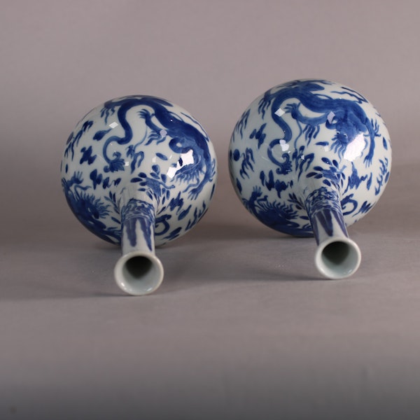 Pair of Chinese blue and white porcelain vases, Kangxi (1662-1722) - image 10