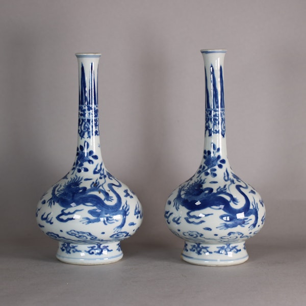 Pair of Chinese blue and white porcelain vases, Kangxi (1662-1722) - image 8