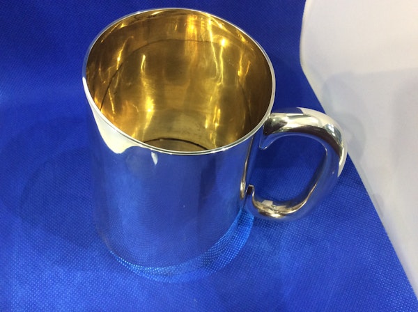 A solid silver pint tankard - image 2