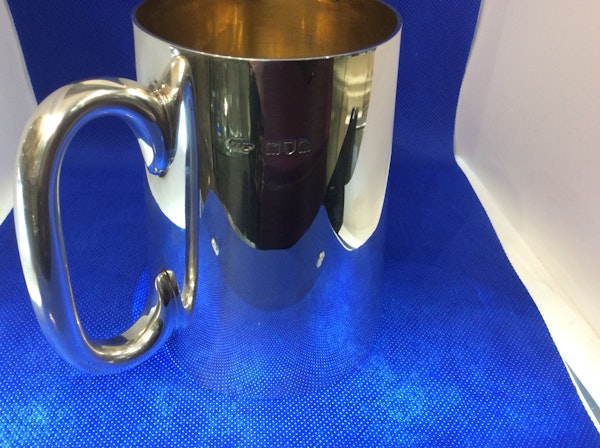 A solid silver pint tankard - image 3