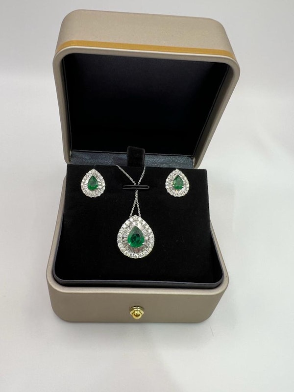 Stunning Emerald&Diamond Necklace And Earrings  Set - image 5