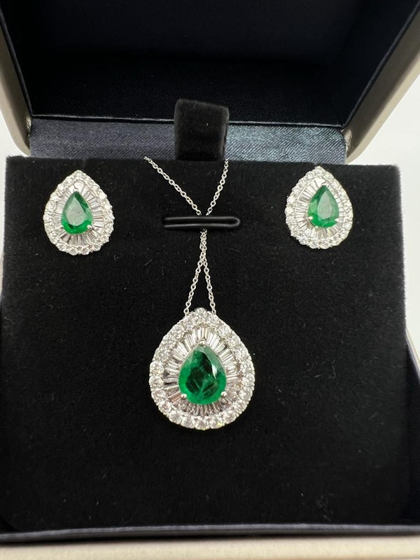 Stunning Emerald&Diamond Necklace And Earrings  Set - image 2