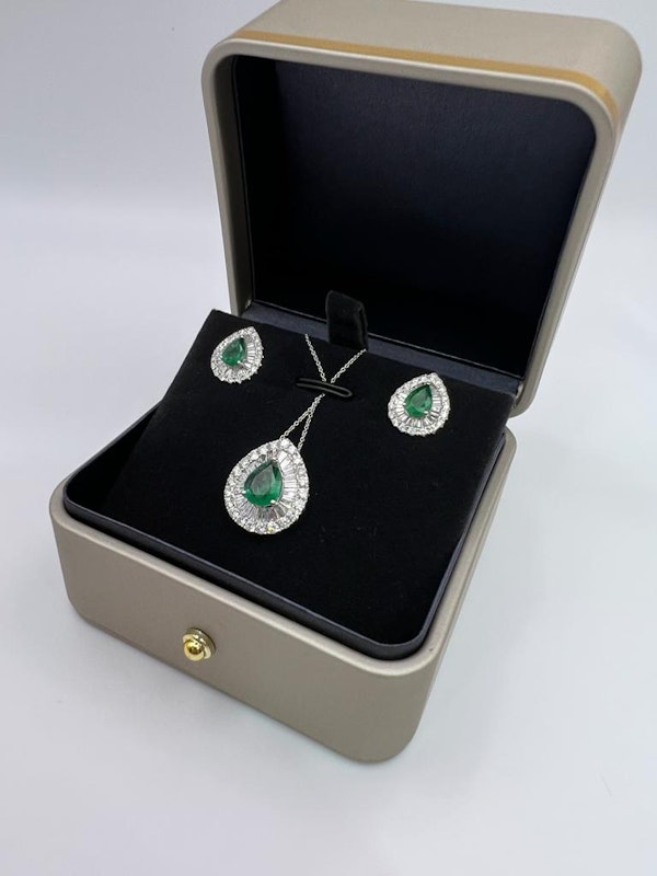 Stunning Emerald&Diamond Necklace And Earrings  Set - image 4