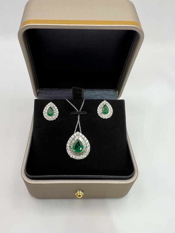 Stunning Emerald&Diamond Necklace And Earrings  Set - image 1