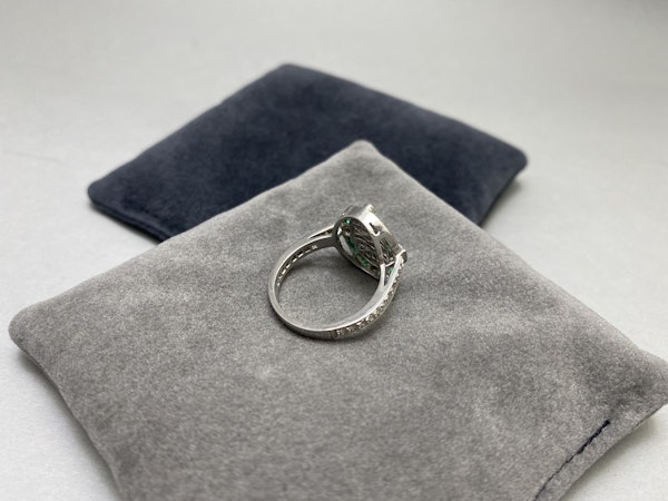 Emerald Diamond Ring in 18ct White Gold date circa 1980, SHAPIRO & Co since1979 - image 4