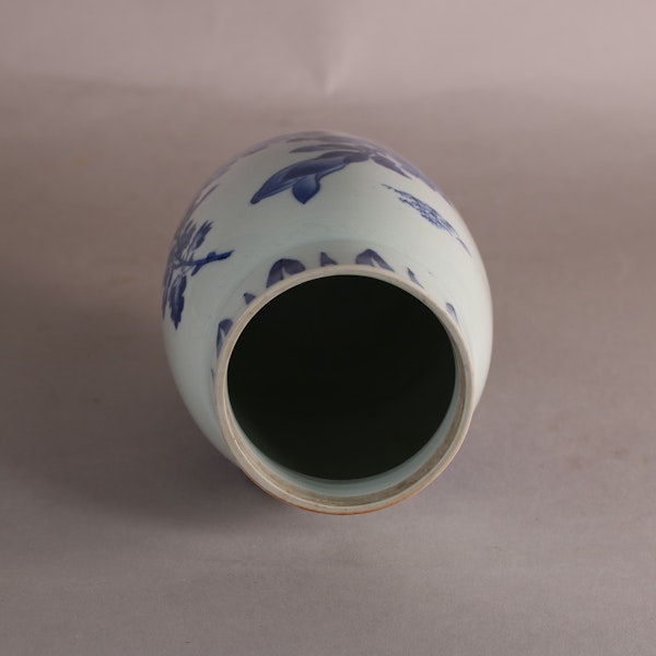 Fine Chinese Transitional Chongzhen blue and white ovoid vase, circa 1640 - image 6