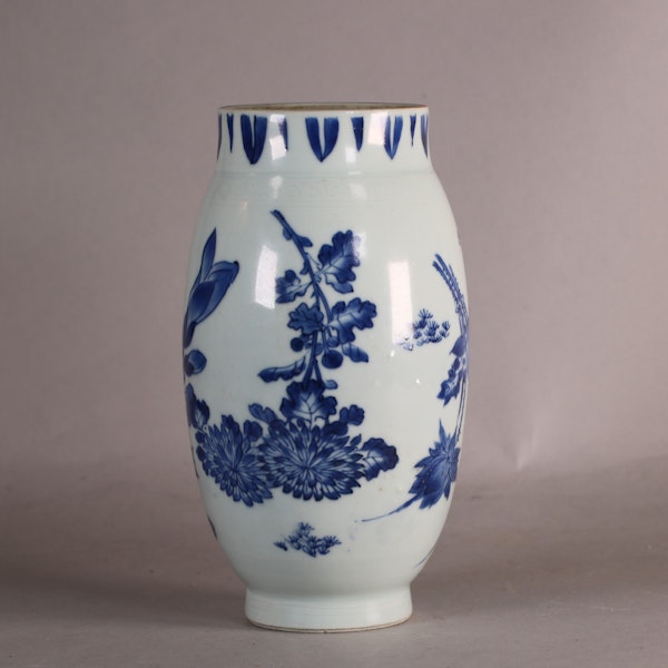 Fine Chinese Transitional Chongzhen blue and white ovoid vase, circa 1640 - image 4