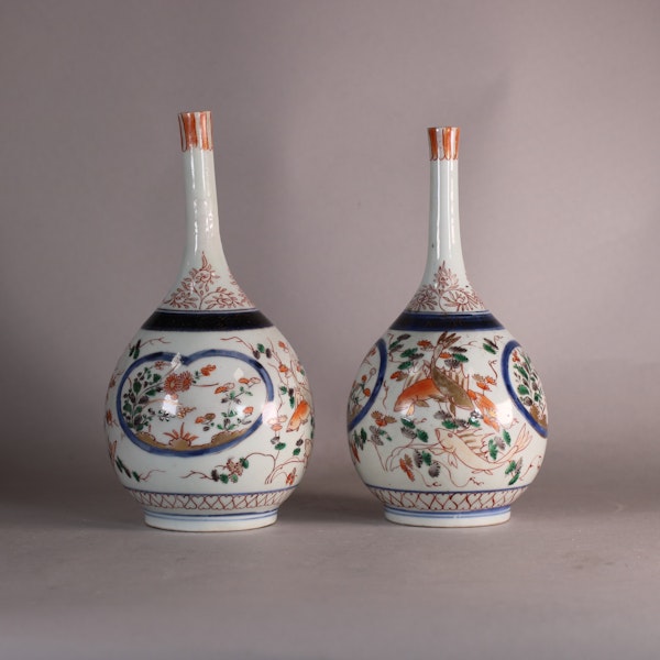 Pair of Japanese Imari bottle vases, Edo Period, early 18th century - image 3