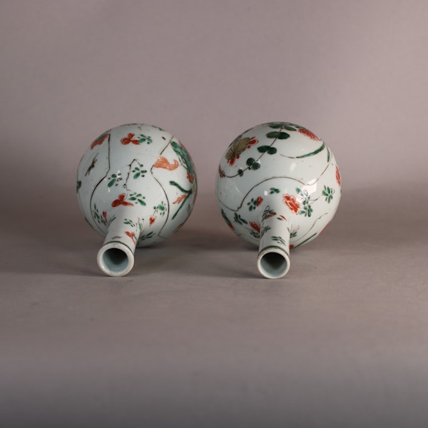 Pair of Chinese famille verte bottle vases, Kangxi (1662-1722) - image 4