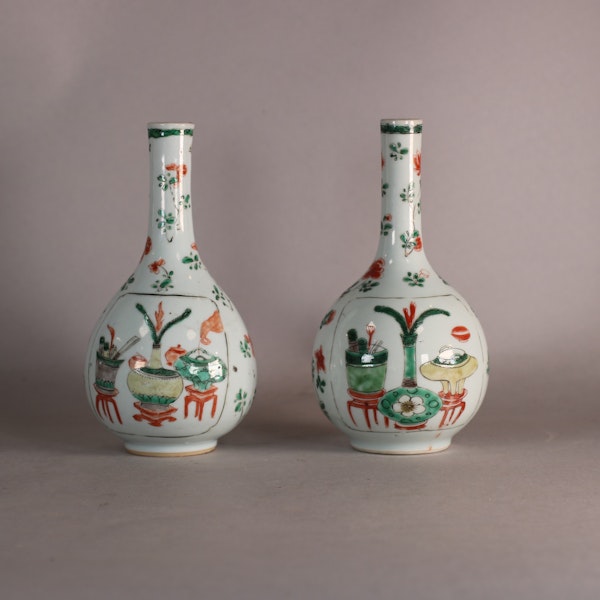 Pair of Chinese famille verte bottle vases, Kangxi (1662-1722) - image 5