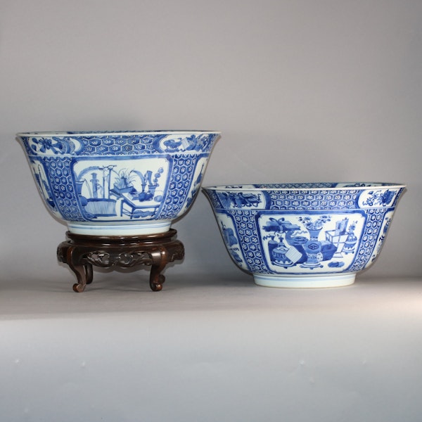 A pair of large Chinese blue and white punch bowls, Kangxi (1662-1722) - image 7