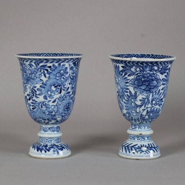 Pair of Chinese blue and white stem cups, Kangxi (1662-1722) - image 3