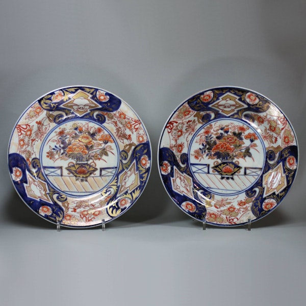 Pair of Japanese imari dishes, 18th century - image 2