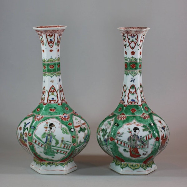 Pair of Chinese famille verte facetted bottle vases, Kangxi (1662-1722) - image 5