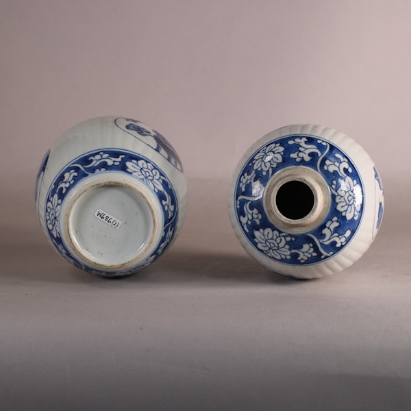 Pair of Chinese ribbed ovoid jars, Kangxi (1662-1722) - image 2
