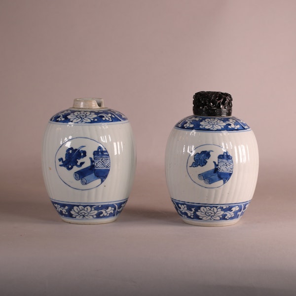 Pair of Chinese ribbed ovoid jars, Kangxi (1662-1722) - image 1