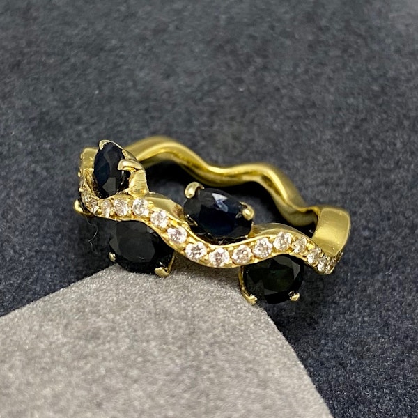 Sapphire Diamond Ring in 18ct Gold date circa 1960, SHAPIRO & Co since1979 - image 1