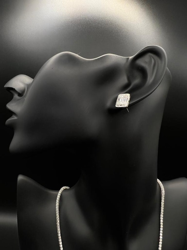Stunning Stud Earrings In White Gold&Diamond - image 2