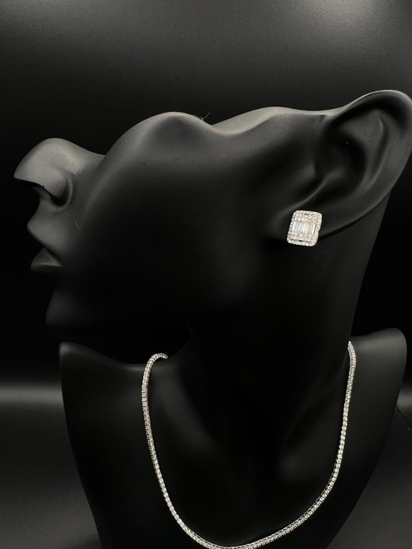 Stunning Stud Earrings In White Gold&Diamond - image 1