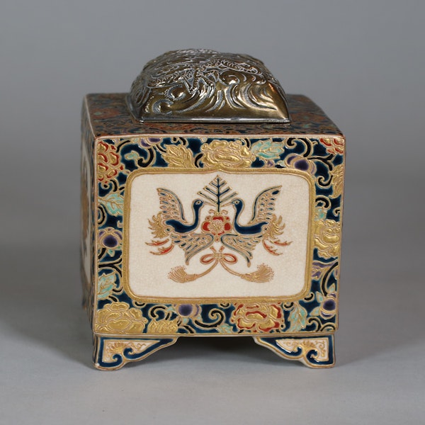 A Japanese Satsuma tea caddy with lid, Meiji (1868-1912) - image 4