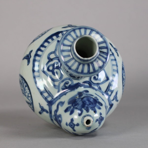 Chinese blue and white kendi, Wanli (1573-1619) - image 2