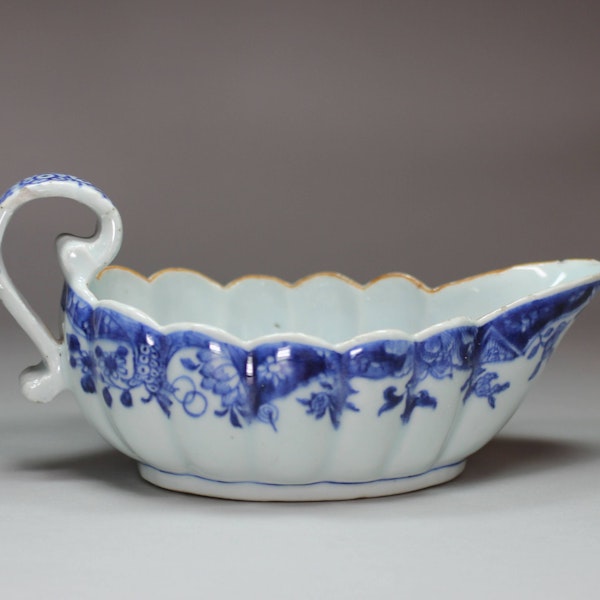 Chinese blue and white fluted sauce boat, Qianlong (1736-1795) - image 3